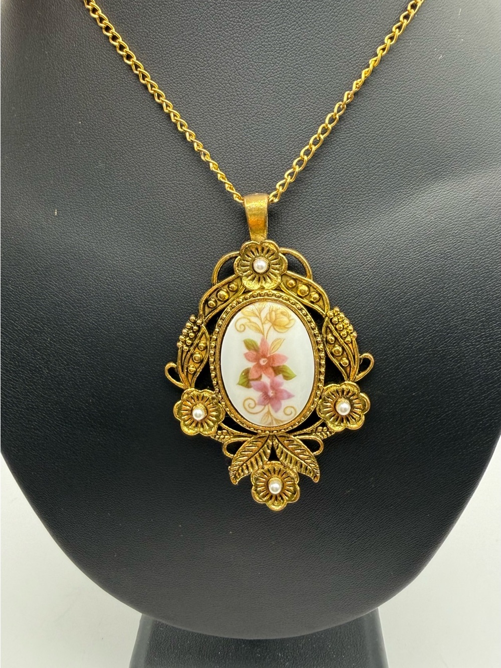 Vintage Gold-Tone Floral Porcelain Pendant Necklace – 30”